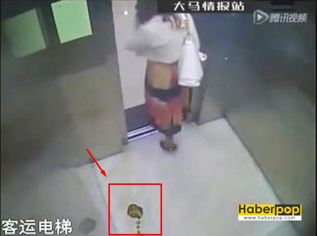 Asansörün-içine-tuvaletini-yapan-Çinli-kadın-fotoğraf