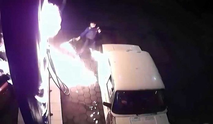 Cakmakla-saka-yapan-adam-benzin-istasyonunu-yakti-video