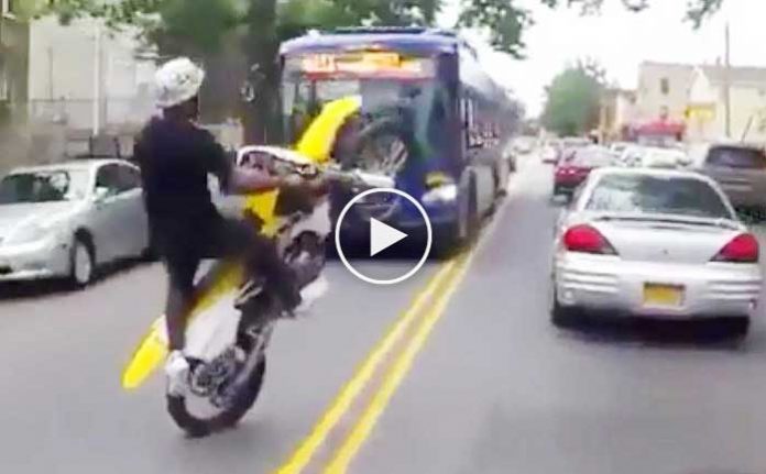 cilgin-motosikletlinin-olumle-dansi-korkuttu-videosu-izle