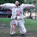 Çöplerini bir ay boyunca elbise gibi giyecek