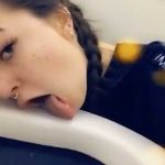 Genç Kız Popüler Olmak İçin Uçak Tuvaletini Yaladı Genc-Kiz-Populer-Olmak-icin-Tuvalet-Tasini-Yaladi-fenomen-viral-video