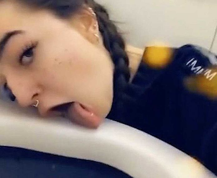 Genc-Kiz-Populer-Olmak-icin-Tuvalet-Tasini-Yaladi-fenomen-viral-video Genc-Kiz-Populer-Olmak-icin-Tuvalet-Tasini-Yaladi-fenomen-viral-video