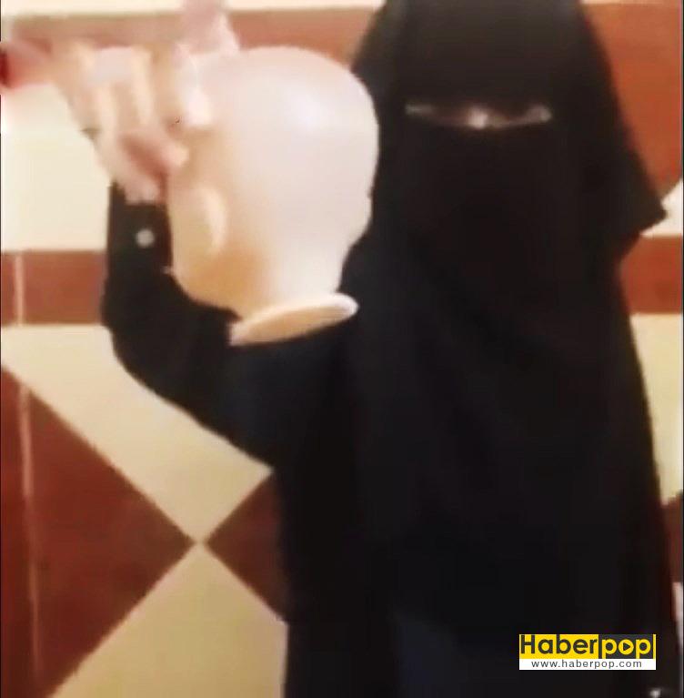 IŞİD'li-kız-çocuğu-oyuncak-bebeğin-kafasını-kesti-haber-video-izle