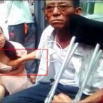 Kadının göğsüne dokunarak fal bakan adam