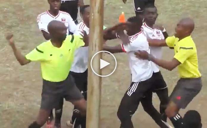 kirmizi-kart-goren-futbolcu-hakemi-tekme-tokat-dovdu-videosu-izle-spor