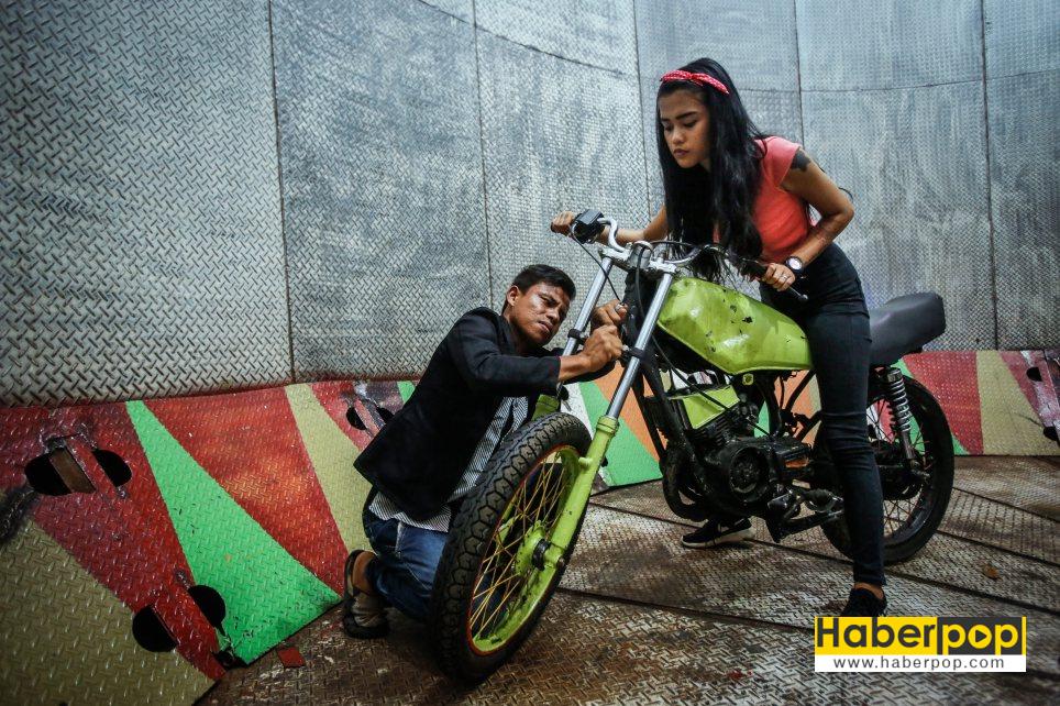 Motorcu kız Karmila ve eğitmeni Tora Palevi | HaberPop