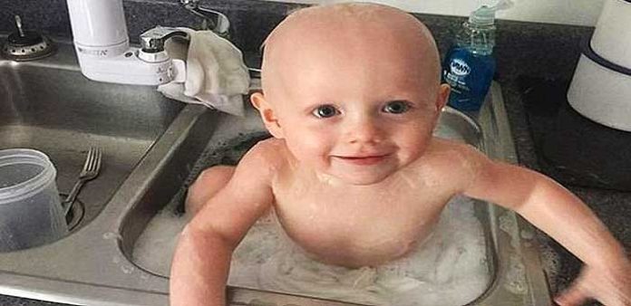 Polisler-kusmuk-içinde-budukları-bebeği-lavaboda-yıkadı-ilginç-haber-tuhaf