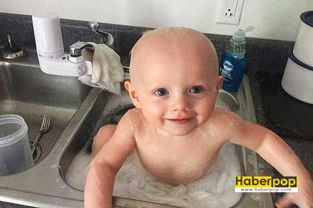 Polisler-kusmuk-içinde-budukları-bebeği-lavaboda-yıkadı-ilginç-haber