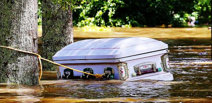 Sel-yüzünden-tabutlar-su-üstüne-çıktı-haberi-İZLE