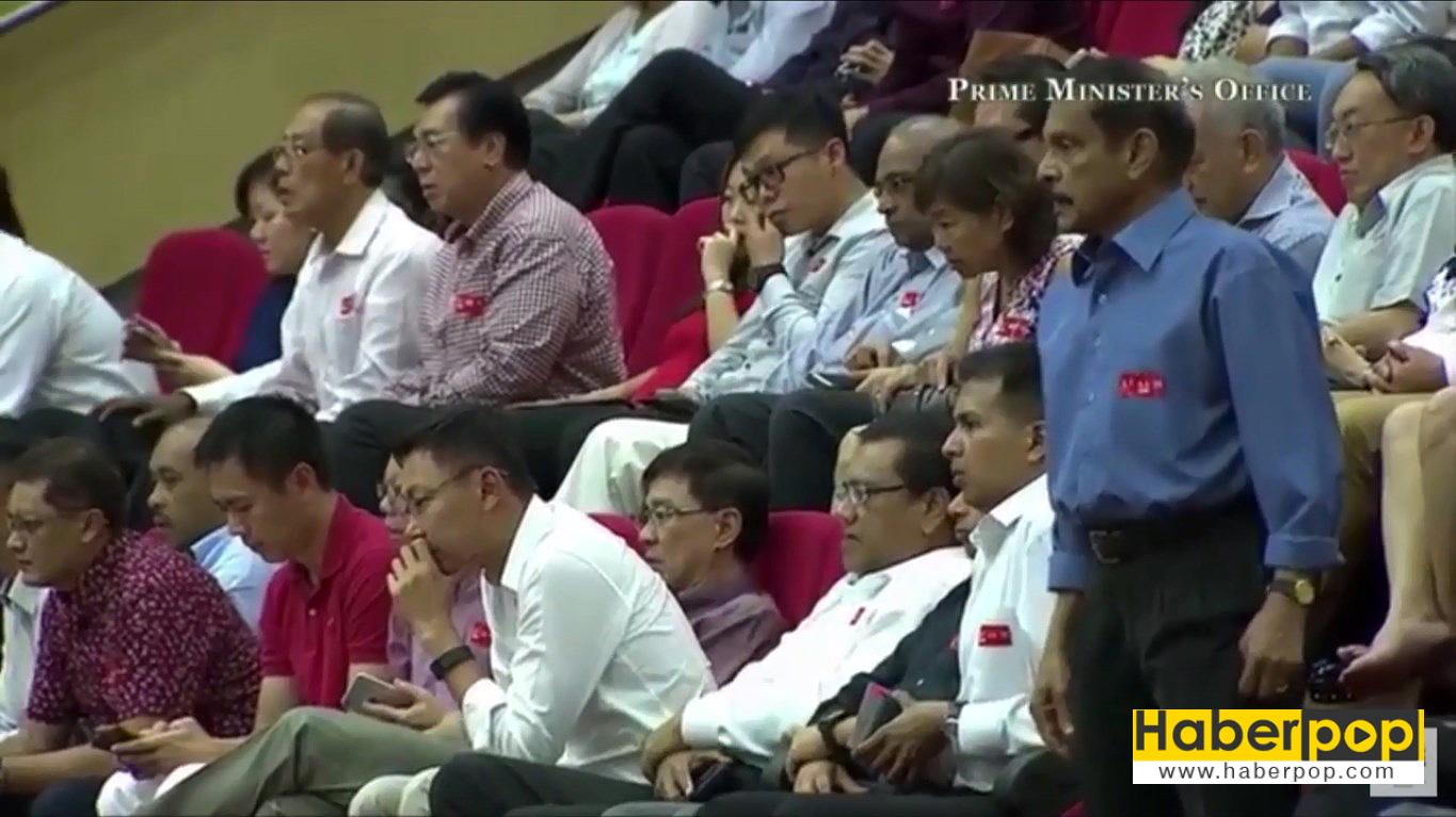 Singapur-Başbakanı-Lee-Hsien-Loong-canlı-yayında-sahnede-düştü--video