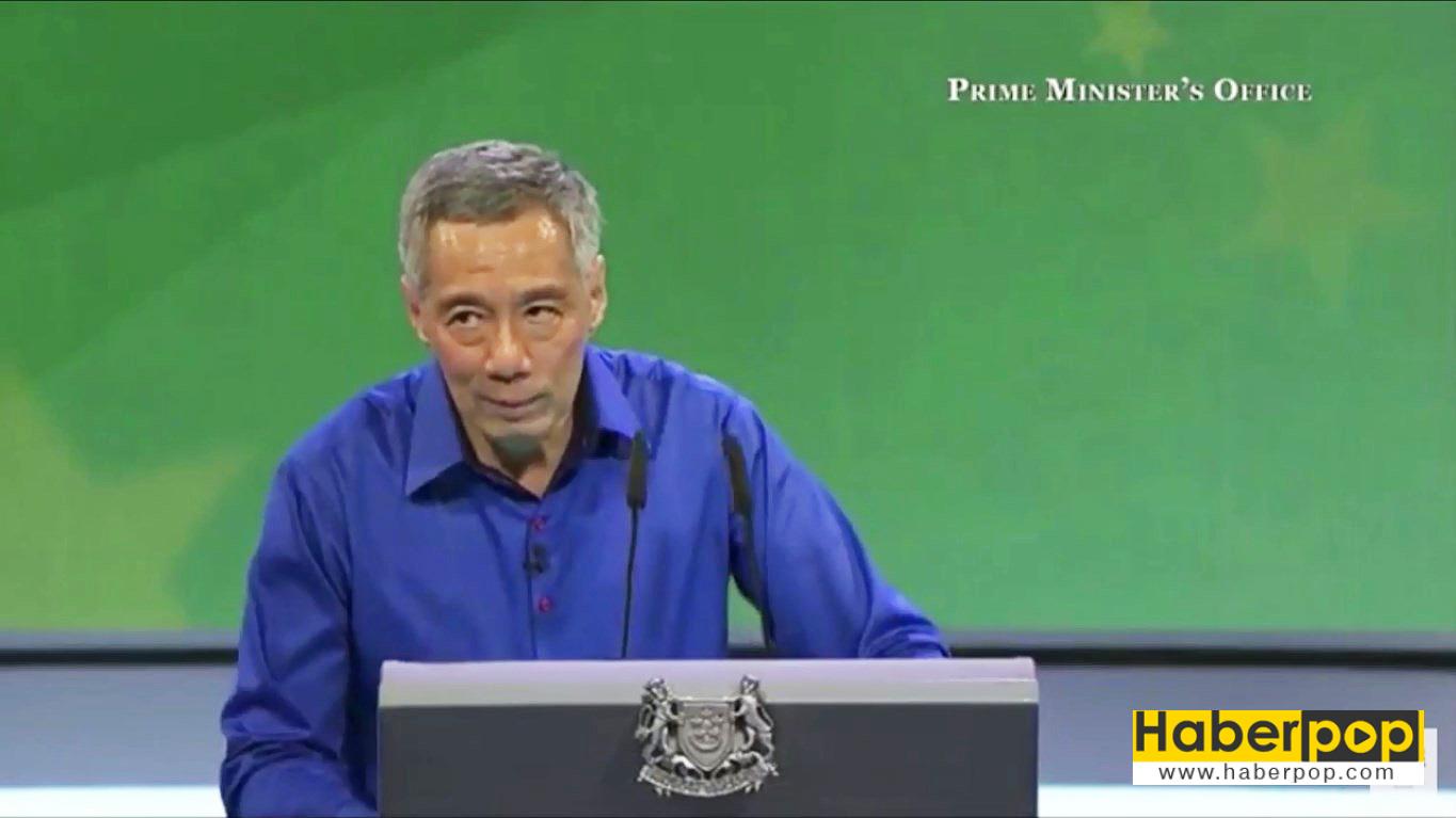Singapur-Başbakanı-Lee-Hsien-Loong-canlı-yayında-sahnede-düştü--videosu