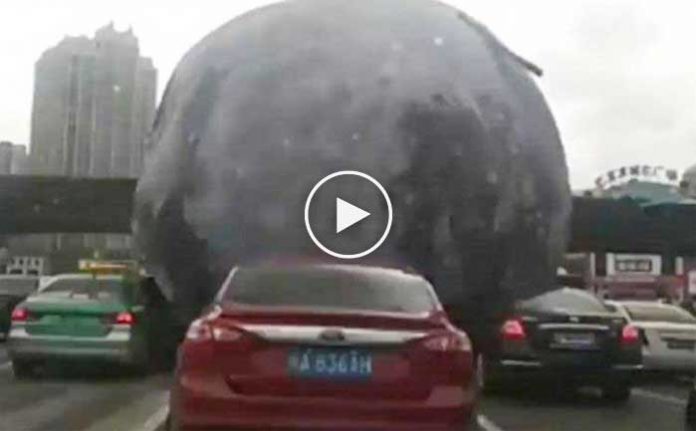 sokakta-ilerleyen-dev-bir-ay-gorenler-kacisti-izle