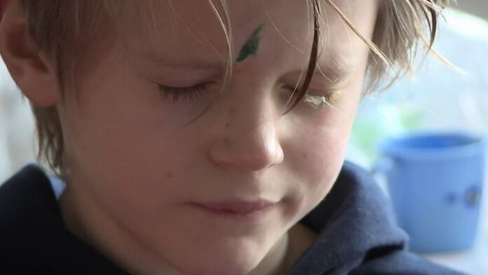 babasi-gözlerini-japonla-yapistirdi