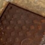 Halıyı Kaldırınca Gördüğü Şeye İnanamadı evin halısının altında lağam kuyusu çıktı-rögar kapağı buldu