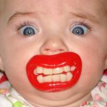 Komik emzikler ile fotoğraflanan sevimli bebekler