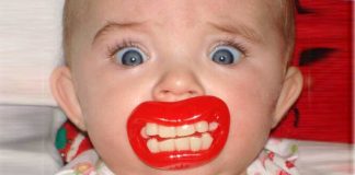 Komik emzikler ile fotoğraflanan sevimli bebekler