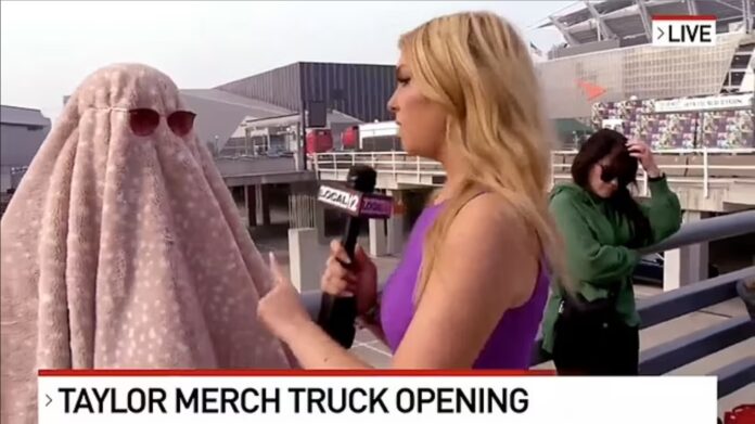 konsere battaniye ile gelen taylor swift hayranı