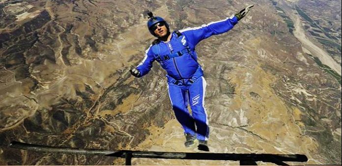 parasutsuz-atlayan-sporcu-videosu-izleyi